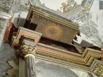 Il tutto � sormontato da un baldacchino di colore rosso scuro 